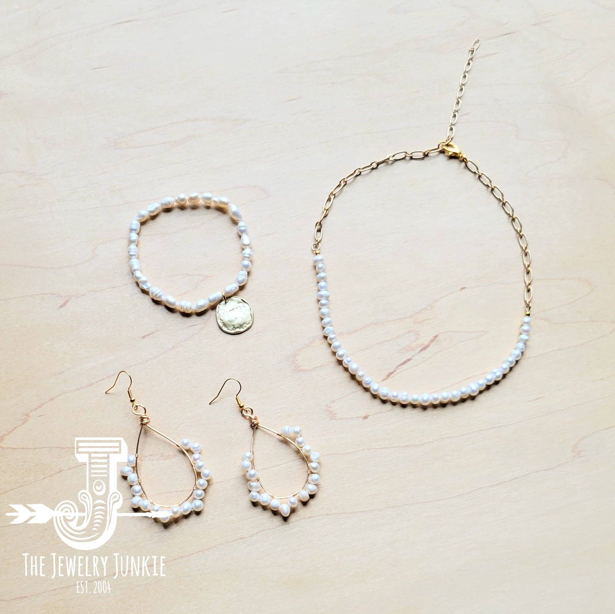 The Jewelry Junkie – Großhandel Perlenarmband – Süßwasserperlen-Armband mit matter Goldmünze 804m5