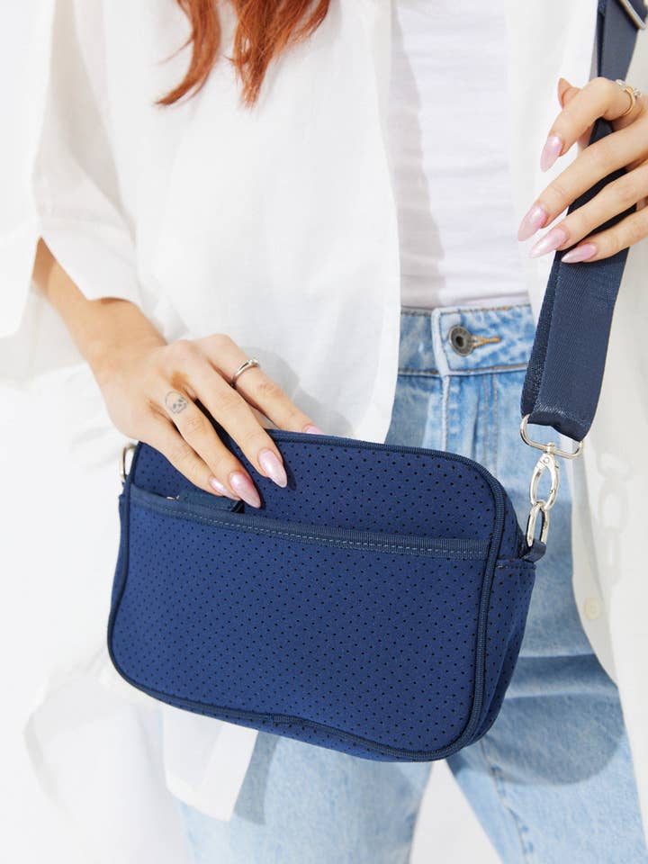 Veganistische schoudertas van neopreen voor Santa Cruz - Marineblauw voor wholesale door Nakoa The Label