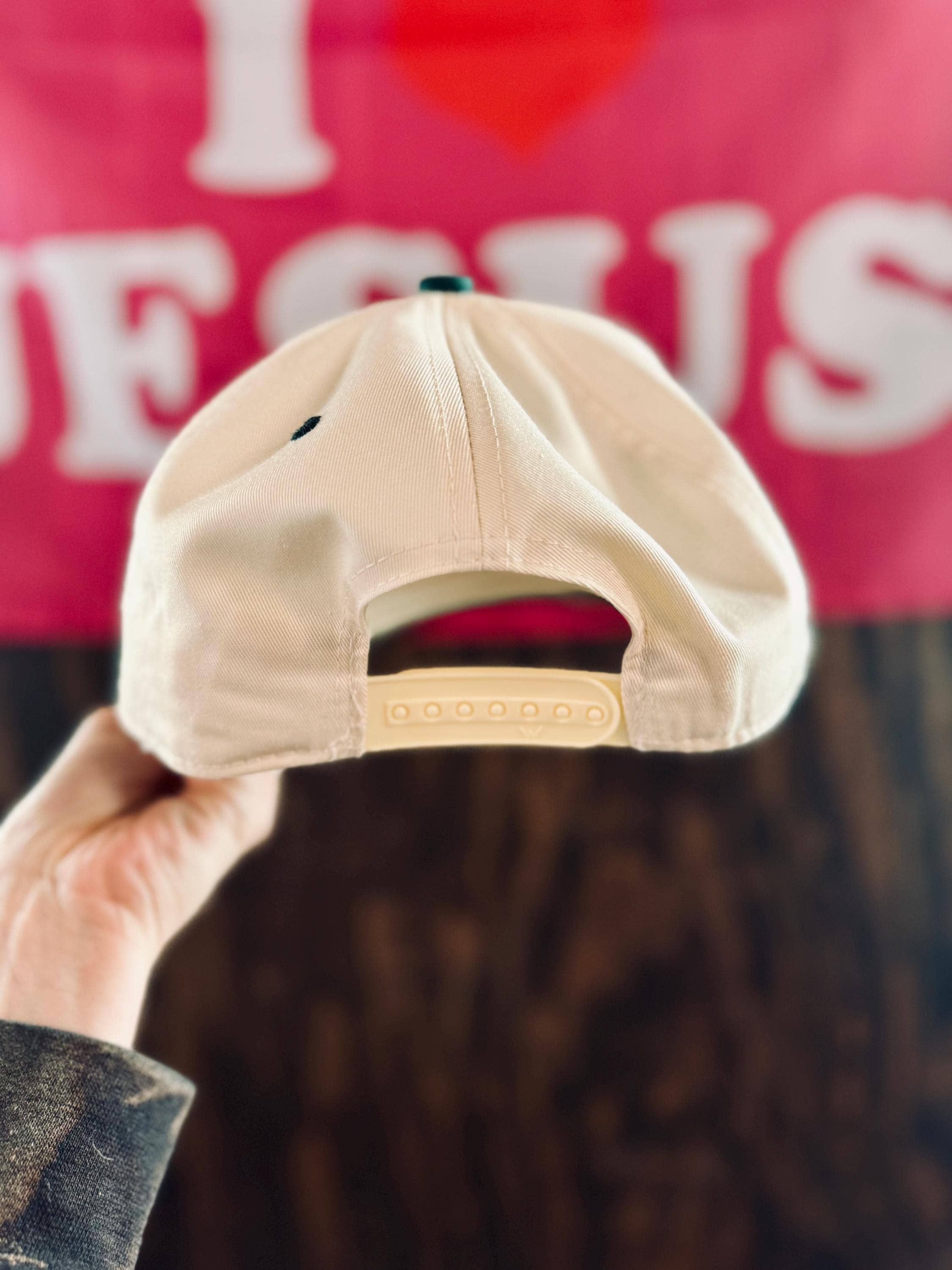 Gospel Gear Co – Großhandel Basecap – Unisex – Nur ein Mädchen, das Jesus liebt, bestickter Hut3
