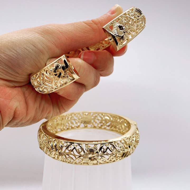 Anela's Jewelry – wholesale Bangle bracelet – Hawaiian Hibiscus Flower and Monstera Leaf 15 MM Hawaiian Hamilton Gold Bracelet