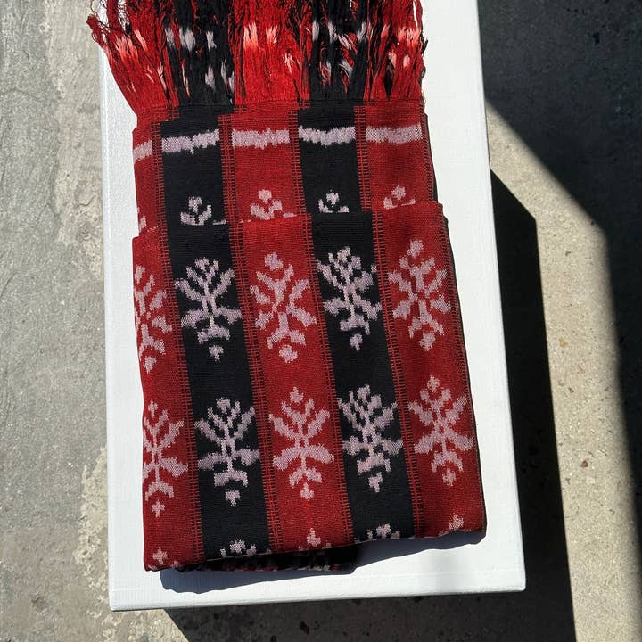 Office Objets - Wholesale Coverlet - Ikat, traditional Indonesian fabric from the island of Savu (Timor) red and black 2m25x7512