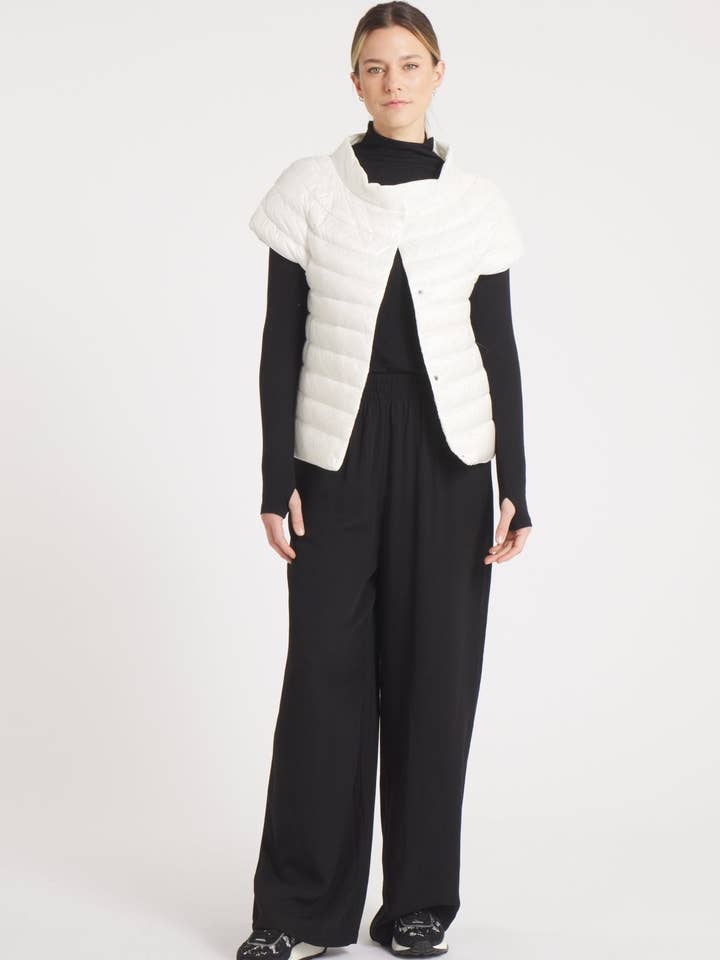 Le St Barts | Doudoune sans manches | Ivoire pour la vente par Cotes of London