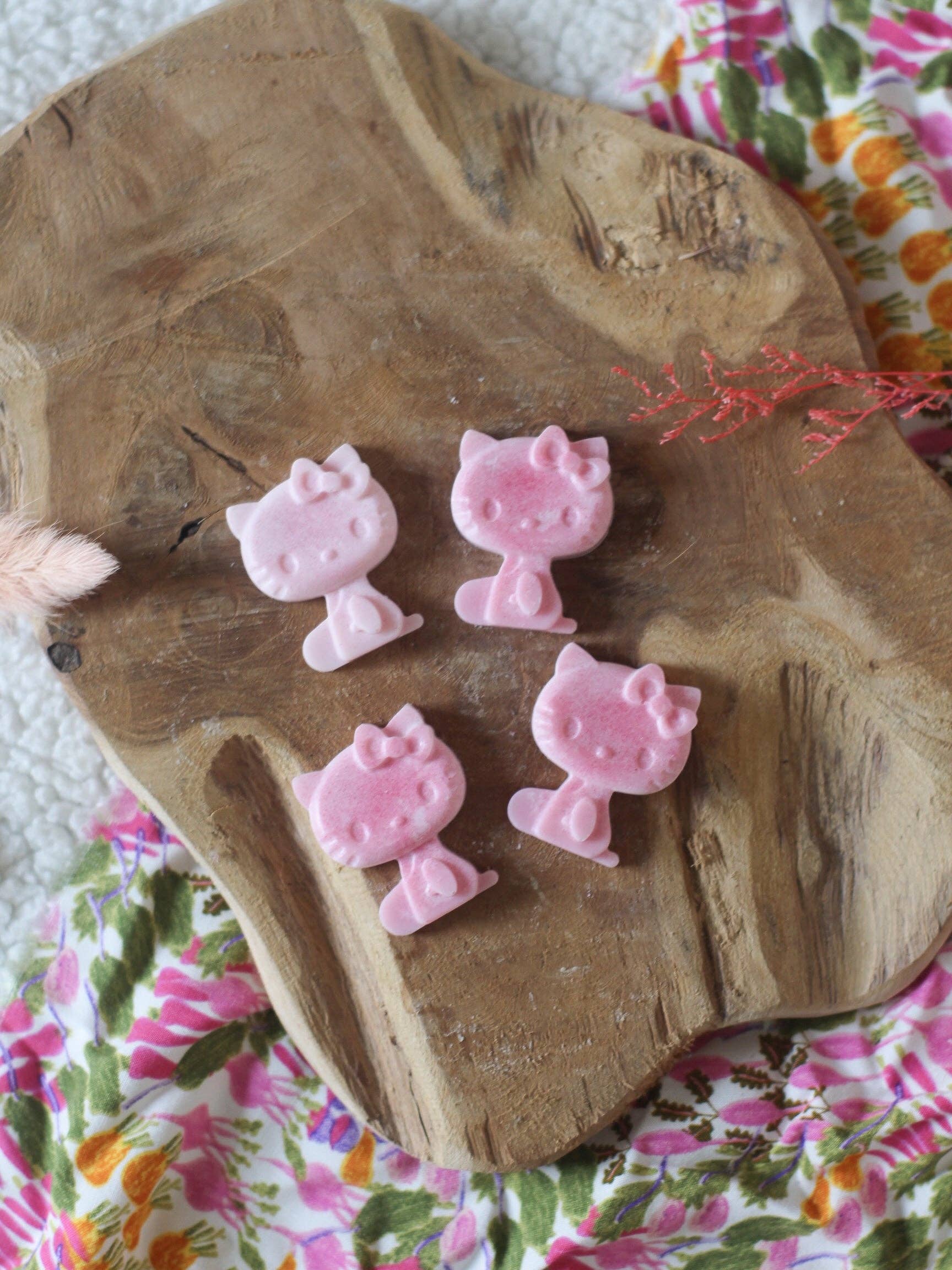 Meet me at the corner - Wholesale Novelty Candle - Melting candle to melt Hello Kitty pink1