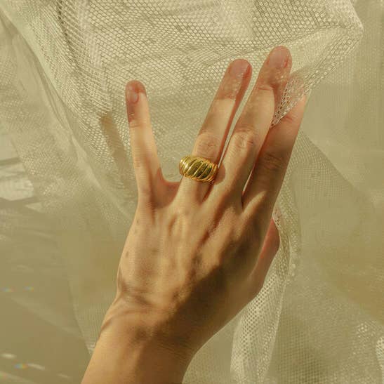 La bague Croissant pour la vente par Milk and Rose