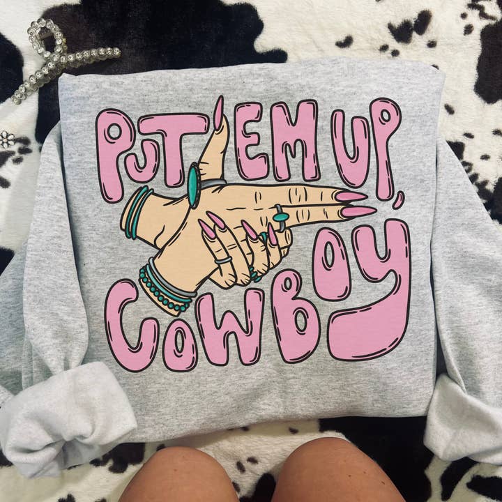 Cowboy-T-Shirt/Sweatshirt hochhalten für den Großhandel von Jade & Ali Co. Boutique