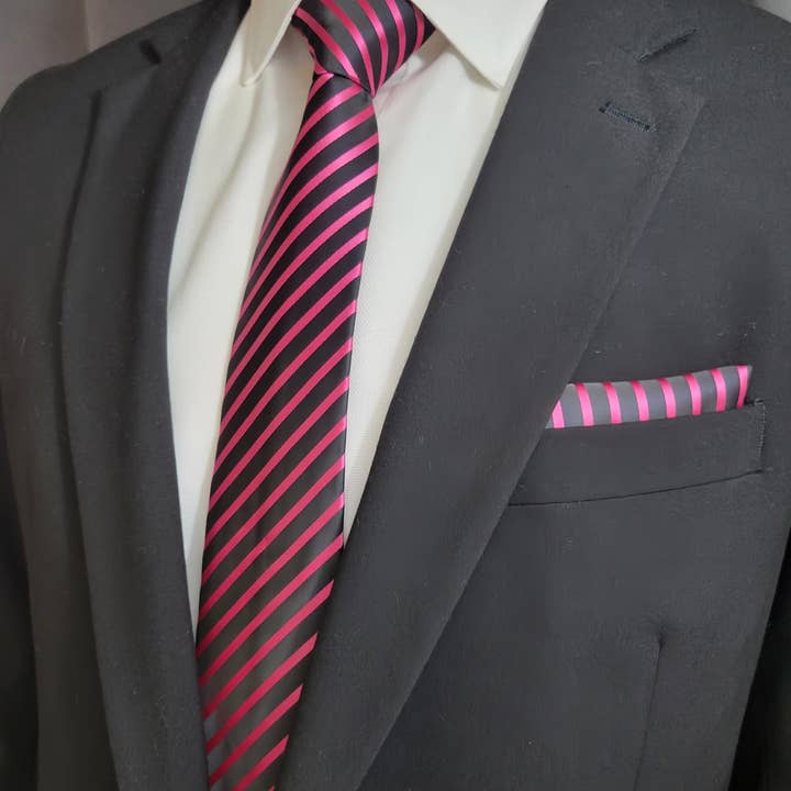 Cravate diagonale et carré de poche noirs et roses pour la vente par The Upscale Banker