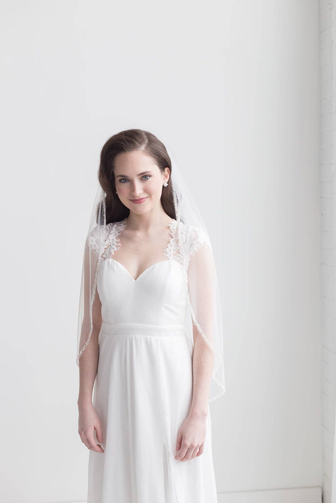 allureweddingjewelry – Véu - Mulher por atacado – Véu de Noiva com Borda de Pérolas e Miçangas1