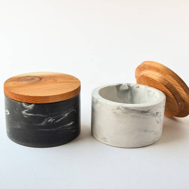 Cedar & Stone Garden - Venta al por mayor Juegos de salero y pimentero - Salero grande de hormigón con tapa de madera