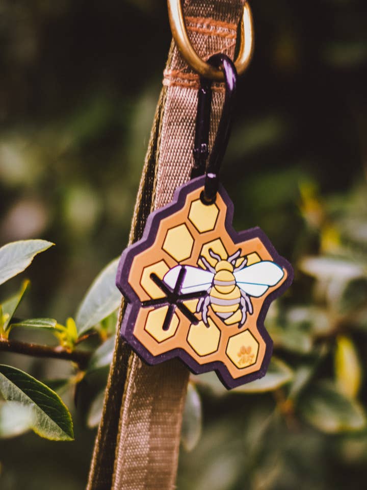 Poop N Go Honeycomb Bee Design - Håndfri Poo Taske Carrier for engroshandel hos The Happy Paws Company