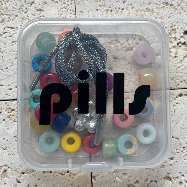Kit de bracelet DIY avec perles de poney en pierres précieuses et étui personnalisé, police noire pour la vente par LB Beadz