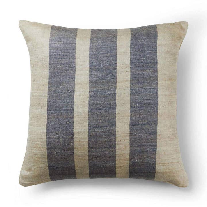 Almohada de Seda con Relleno | Tejida a Mano | Mora | Libre de Crueldad para venta al por mayor de Sustainable Threads