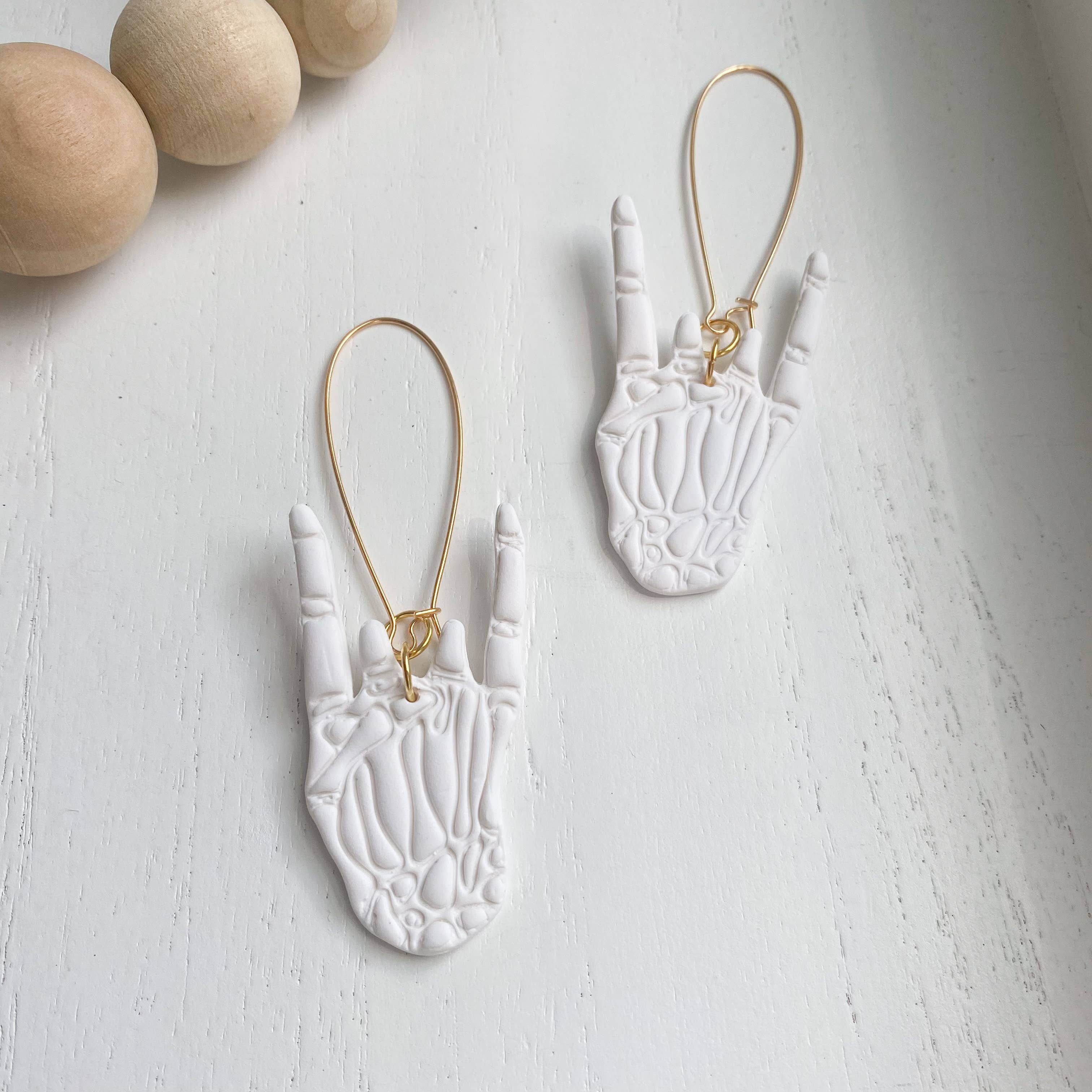 Amber Rae Studio – Großhandel Ohrhänger – Skeleton Rocker Handohrringe | Skeleton-Hand-Ohrringe5