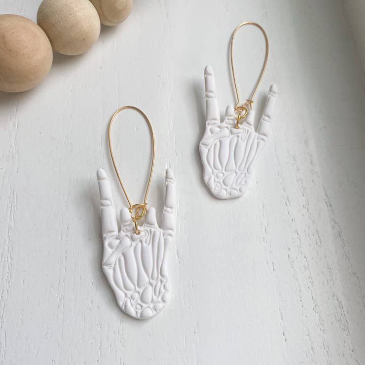 Amber Rae Studio – Großhandel Ohrhänger – Skeleton Rocker Handohrringe | Skeleton-Hand-Ohrringe5