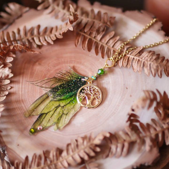 Halskette mit Anhänger 'Unter der Eiche' – Elfenflügel in Waldgrün mit Life Tree Anhänger für den Großhandel von Faërie