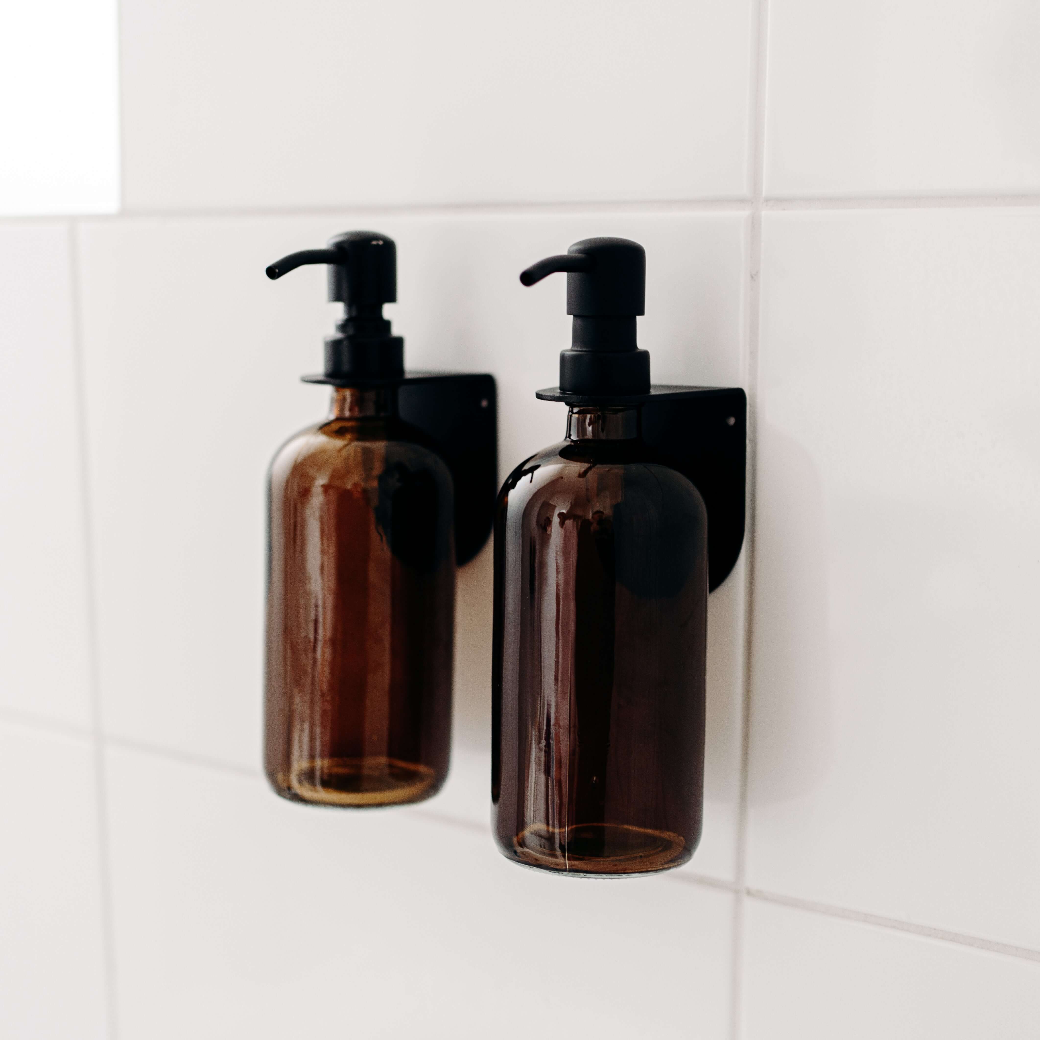 MAMIK - Wholesale Bathroom Accessory Set - Wall-mounted bottle holder - no drilling - Black4