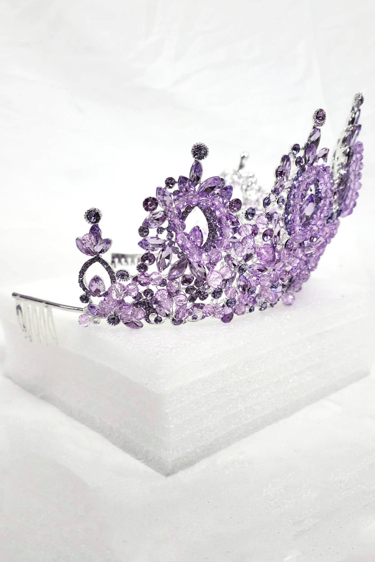 Chicas - Wholesale Tiara - Women's - Metal tiara with crystal balls and jewel rhinestones HT96240