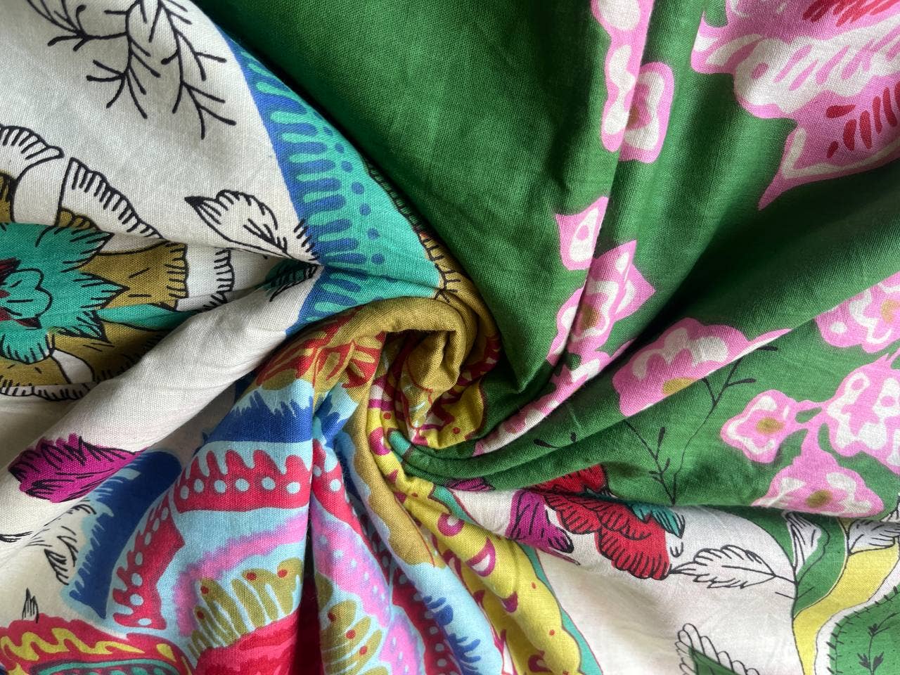 Bhawana Handicrafts - Venta al por mayor Pinturas para tela - Tela de algodón estampada a mano para confección con diseño floral2