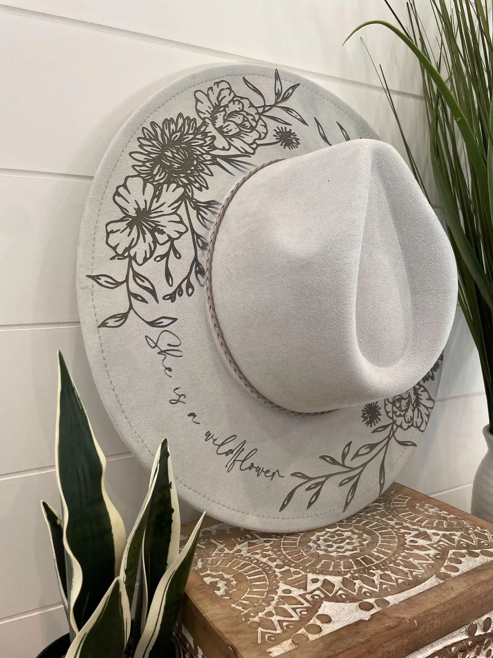 Willie & Dolly Designs - Vente Chapeau en feutre - femme - Chapeau florale gravé ajustable6