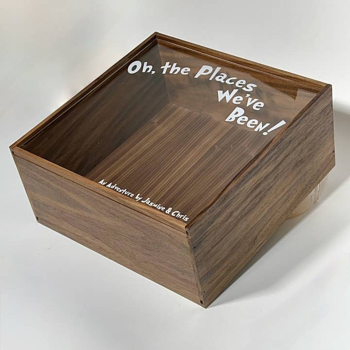 Boîte à souvenirs « Oh the Places We've Been » en noyer avec couvercle coulissant pour la vente par Artifacture