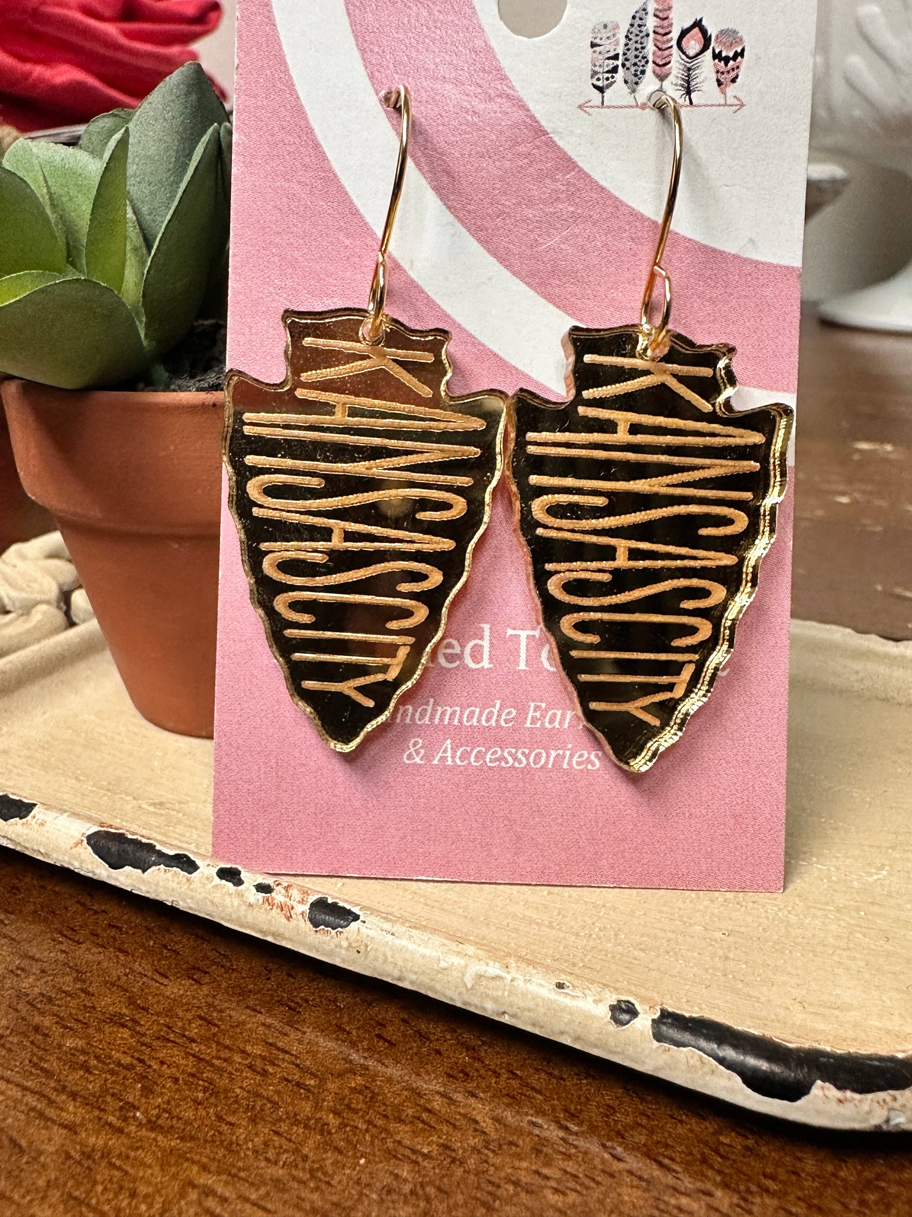 Designed To Flaunt - Vente Boucles d'oreilles pendantes - Boucles d'oreilles pendantes flèche gravée Kansas City0