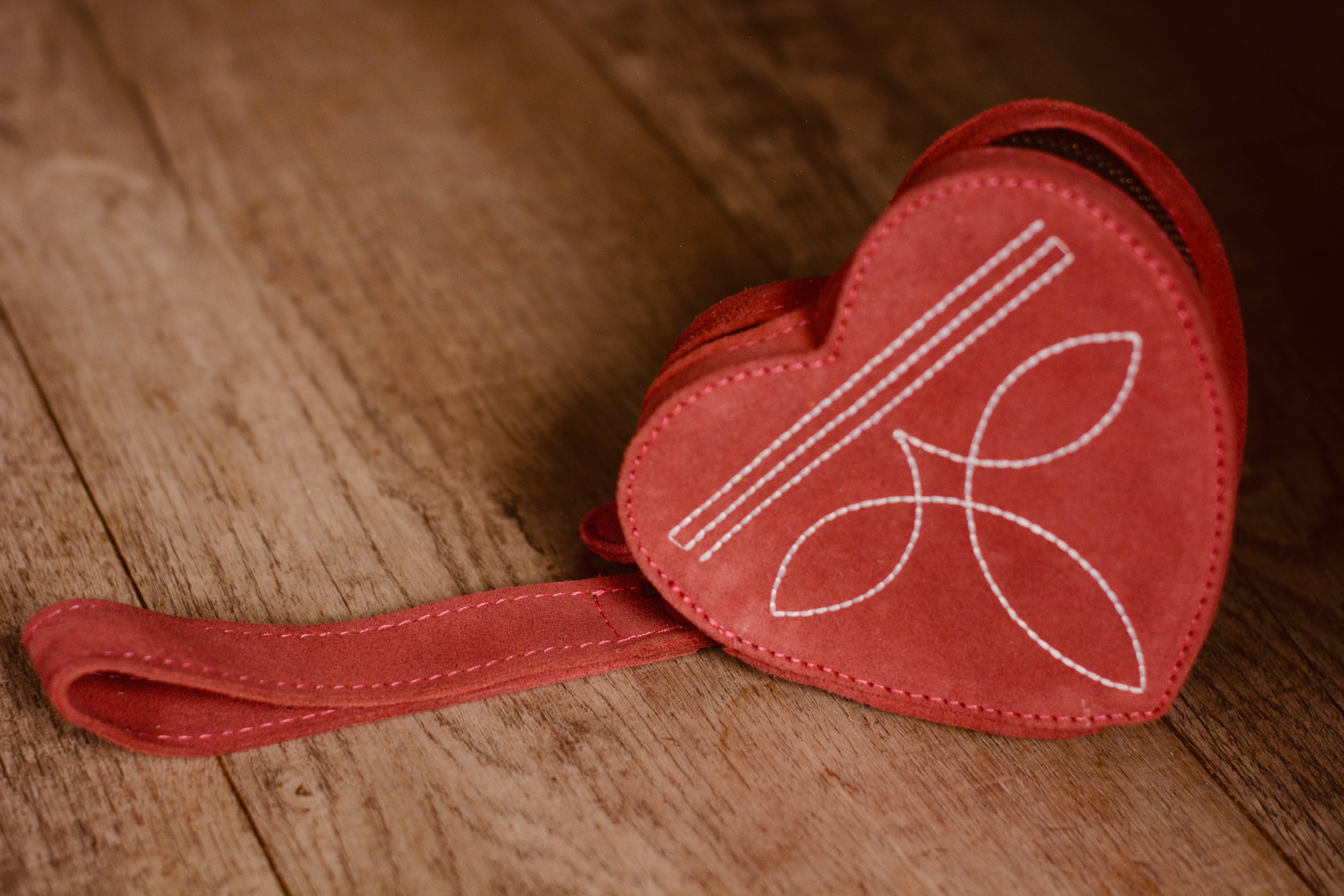 FRINGE & LUXE - Wholesale Wristlet - The Heartline Case
4