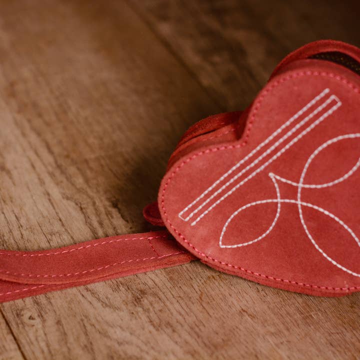 FRINGE & LUXE - Wholesale Wristlet - The Heartline Case
4