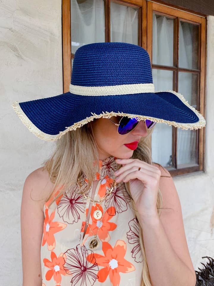 Chapeau souple en paille naturelle bleu marine avec bande de paille beige pour la vente par AMOLI