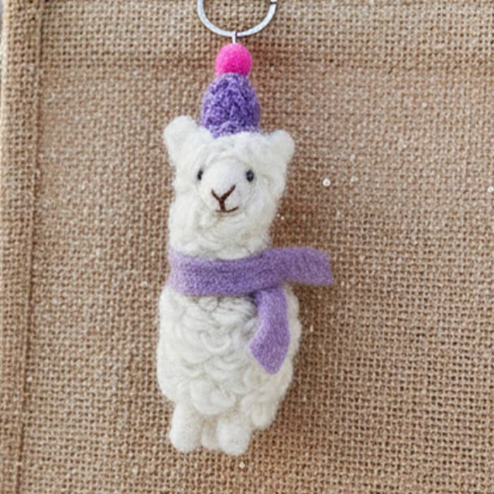 Handgemaakte vilten feestelijke alpaca sleutelhanger decoratie voor wholesale door Felt So Good