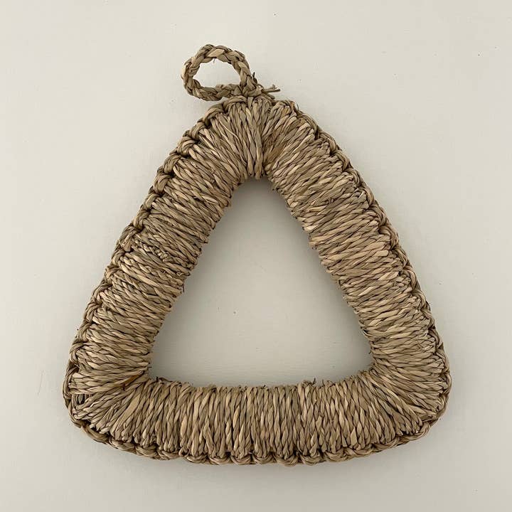 Natural triangle rush grass pot stand trivet with loop for wholesale by fort & field