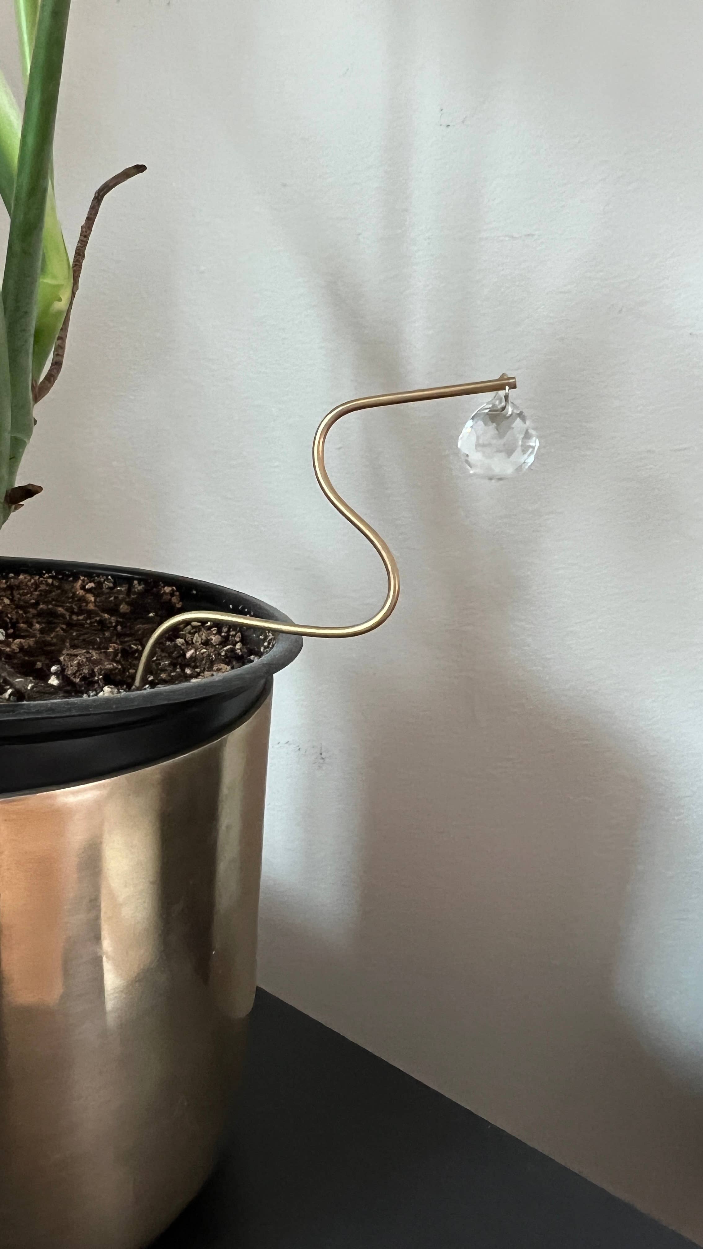 Ombra & Luce – Großhandel Pfosten/Pfähle – Squiggle Plant Stab Suncatcher, Blumentopf-Dekoration0
