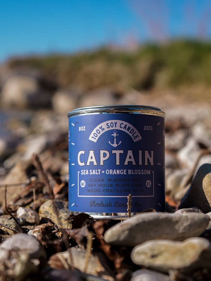 Kapten | Havssalt+apelsinblomma 8oz sojaljus för wholesale av Ambush Candle Co.