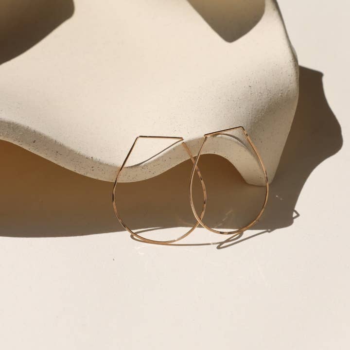 Canyon Hoops för wholesale av Token Jewelry