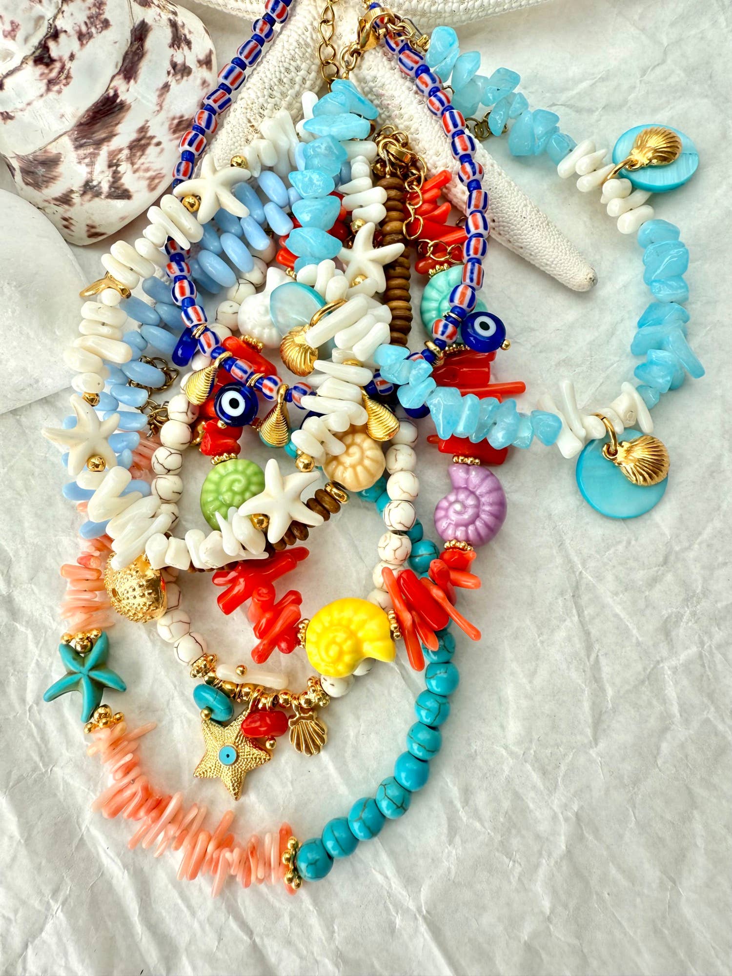 Goupi – Engroshandel Ankelkæde – Træperler, Himmelblå Glascharms & Keramisk Musling Accent5