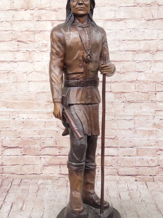 Estatua Escultura Figura de Jefe Apache Indio Nativo Americano Cochise en Base de Mármol para venta al por mayor de Bronzhaus