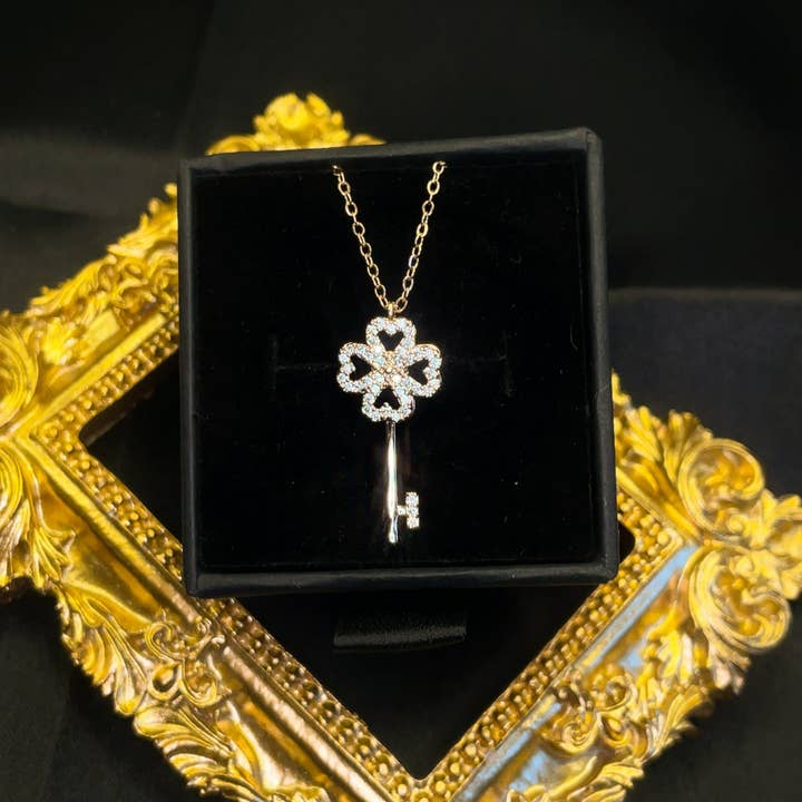 Collana portafortuna con chiave a forma di trifoglio, grazioso ciondolo chic per la vendita all'ingrosso da parte di Holicca