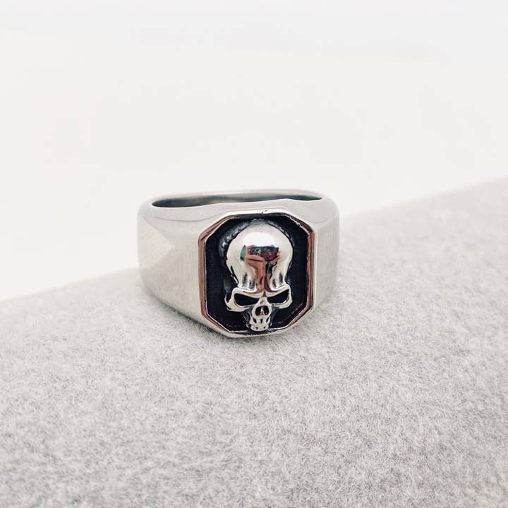 Mio Queena - Wholesale Signet Ring - Hip Hop Stainless Steel Skull Ring - MJ/MR