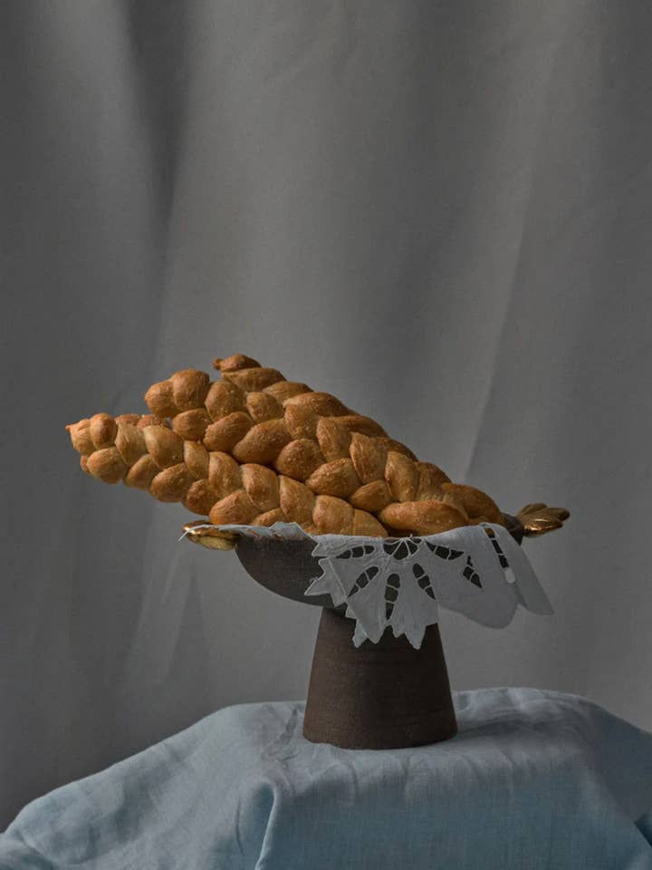 Frutero de gres "Pumpernickel" con hojas doradas para venta al por mayor de Creating Comfort Lab