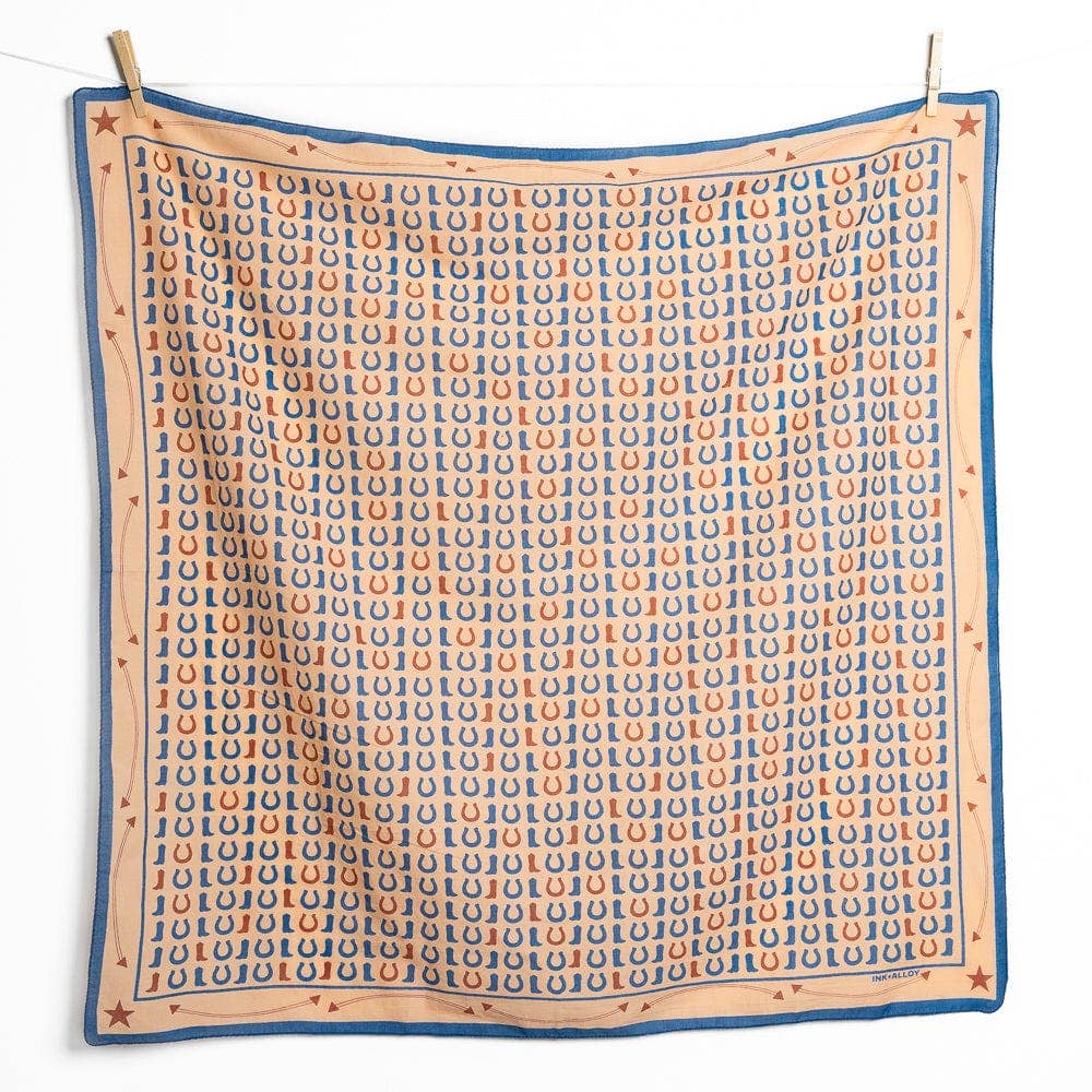 INK + ALLOY – Cachecol - Mulher por atacado – Lenço Quadrado Olivia Estampa de Botas Atacado0