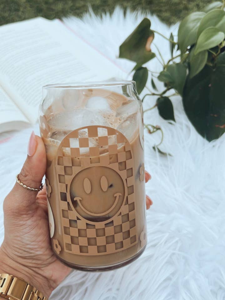 Bicchiere con cannuccia e coperchio con faccina sorridente a scacchi per la vendita all'ingrosso da parte di NVDSIGNZ