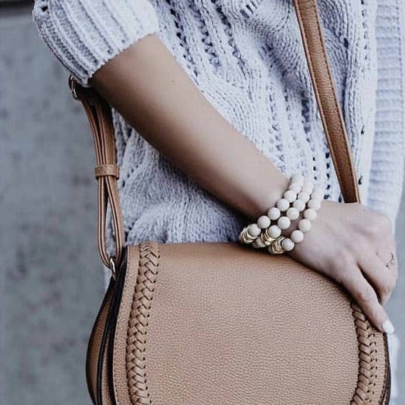 Braccialetto elasticizzato con perline color avorio per la vendita all'ingrosso da parte di Meghan Bo Designs