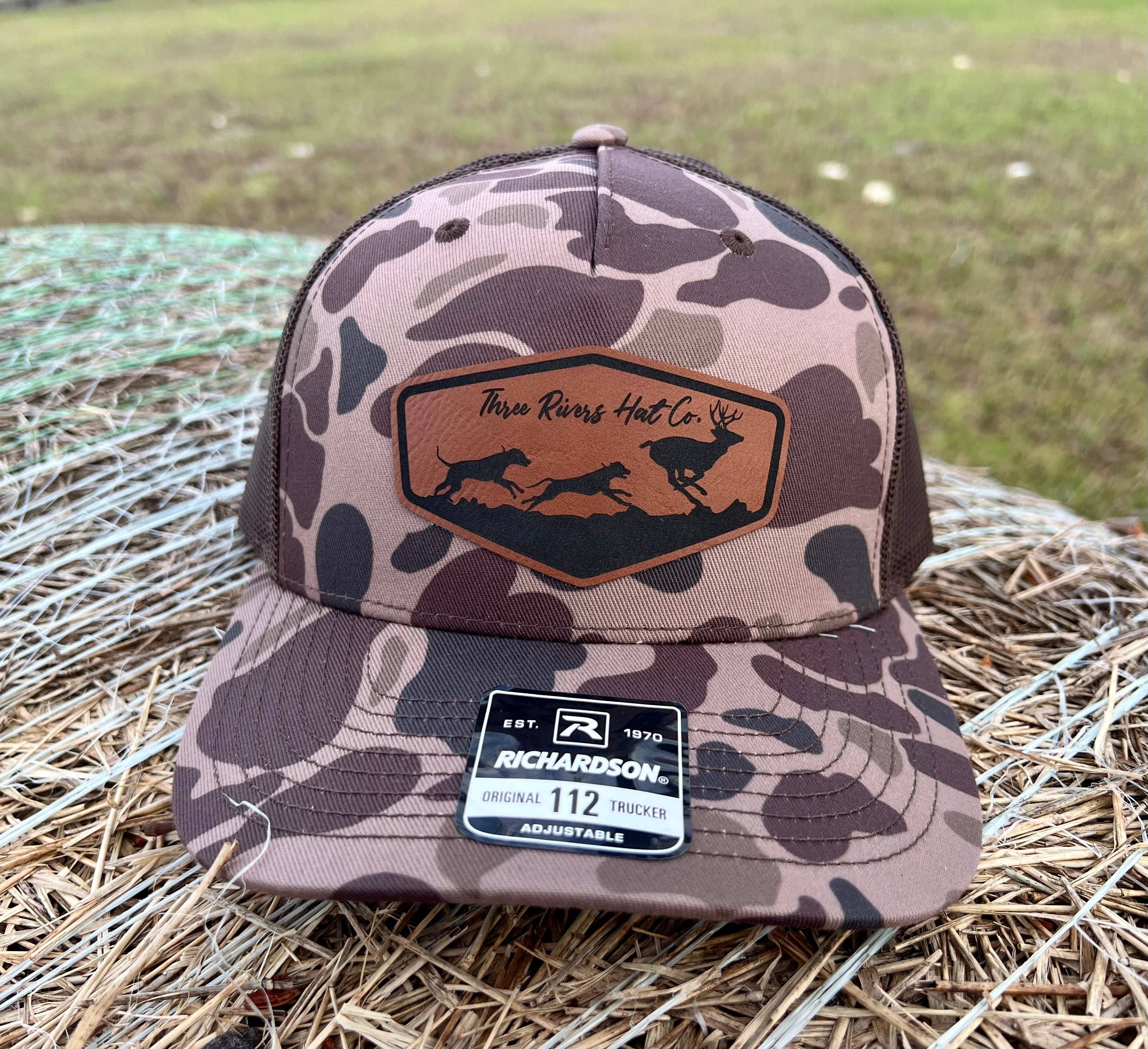 Three Rivers Hat Co. – Großhandel Trucker-Cap – Unisex – Hirschhundejagd - Trucker Snapback - Richardson 112 - Schnallenaufnäher2