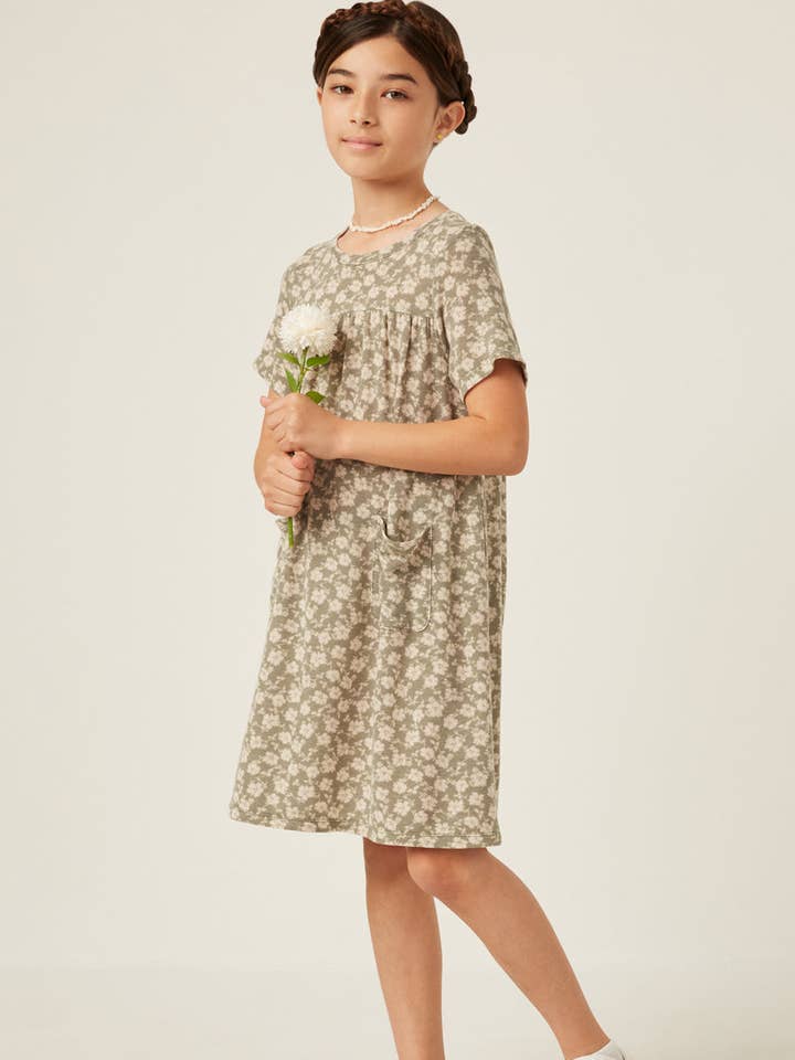 Mädchenkleid mit Blumenmuster aus French Terry und lässigen Taschen für den Großhandel von Hayden LA