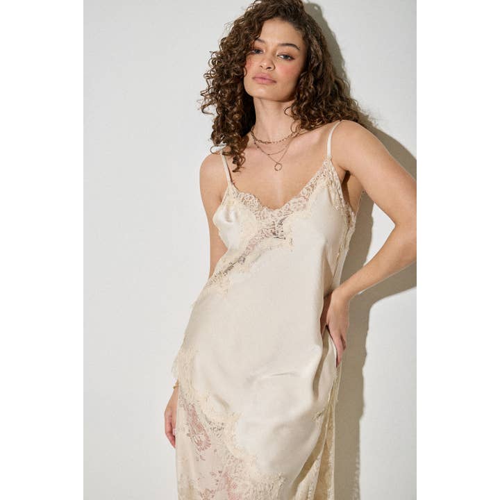 Ensemble de Cami et Pantalon en Satin avec Dentelle pour la vente par SKYLAR ROSE