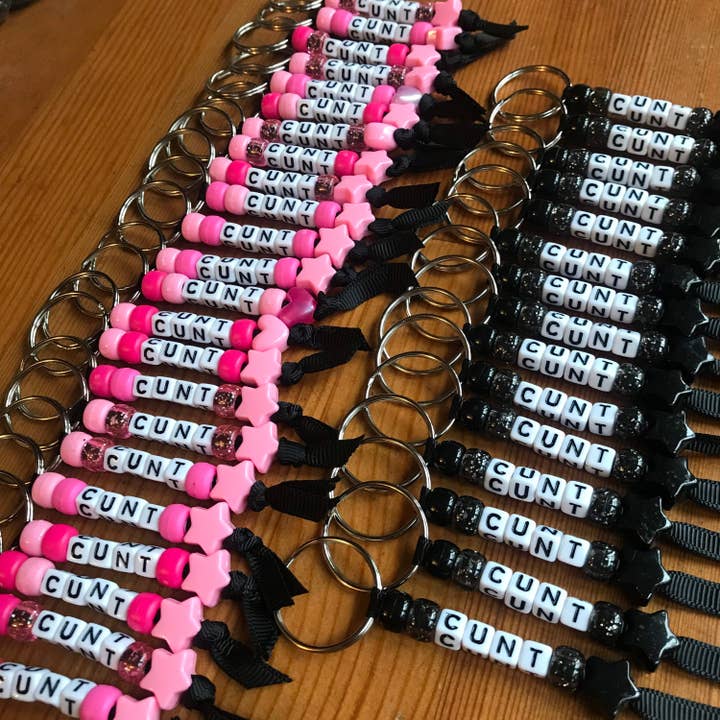 Porte-clés Cunt Bead Fun Offensive, mot de serment grossier et effronté. Han pour la vente par Scent with Profanity
