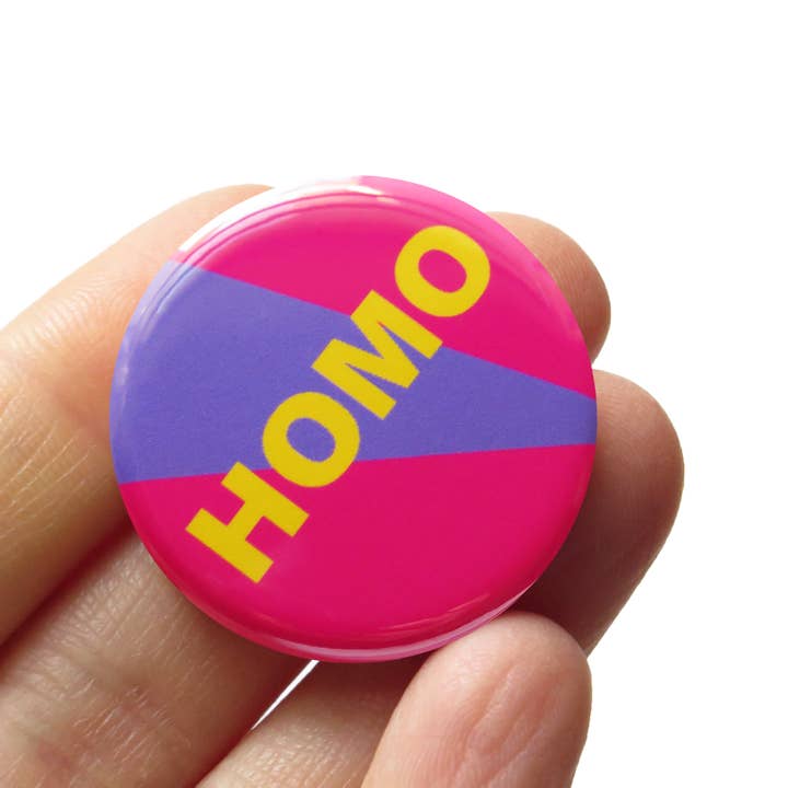 Spilla HOMO 1,25" Queer con Chiusura a Spillo l Accessorio Gay LGBTQ+ per la vendita all'ingrosso da parte di Word For Word Factory
