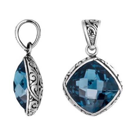 Ciondolo in argento sterling con quarzo topazio blu Londra a cuscino e motivo a volute balinesi AP-6260-LBT per la vendita all'ingrosso da parte di Bali Designs