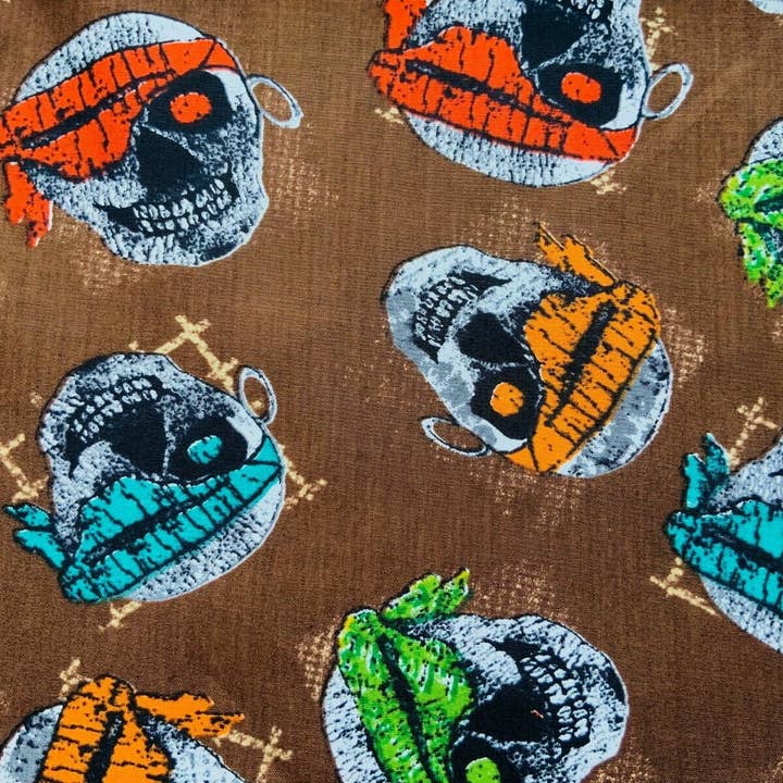 Tissu « Pirate Skulls » marron pour la vente par Kims Crafty Corner