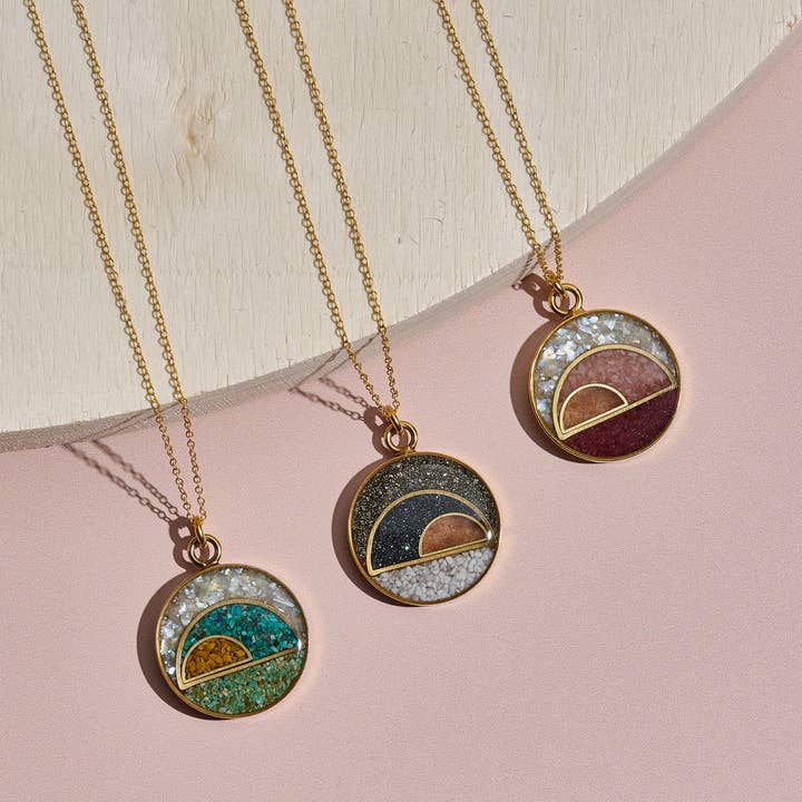 La collana con intarsio in pietra preziosa Cosmos per la vendita all'ingrosso da parte di Cameoko