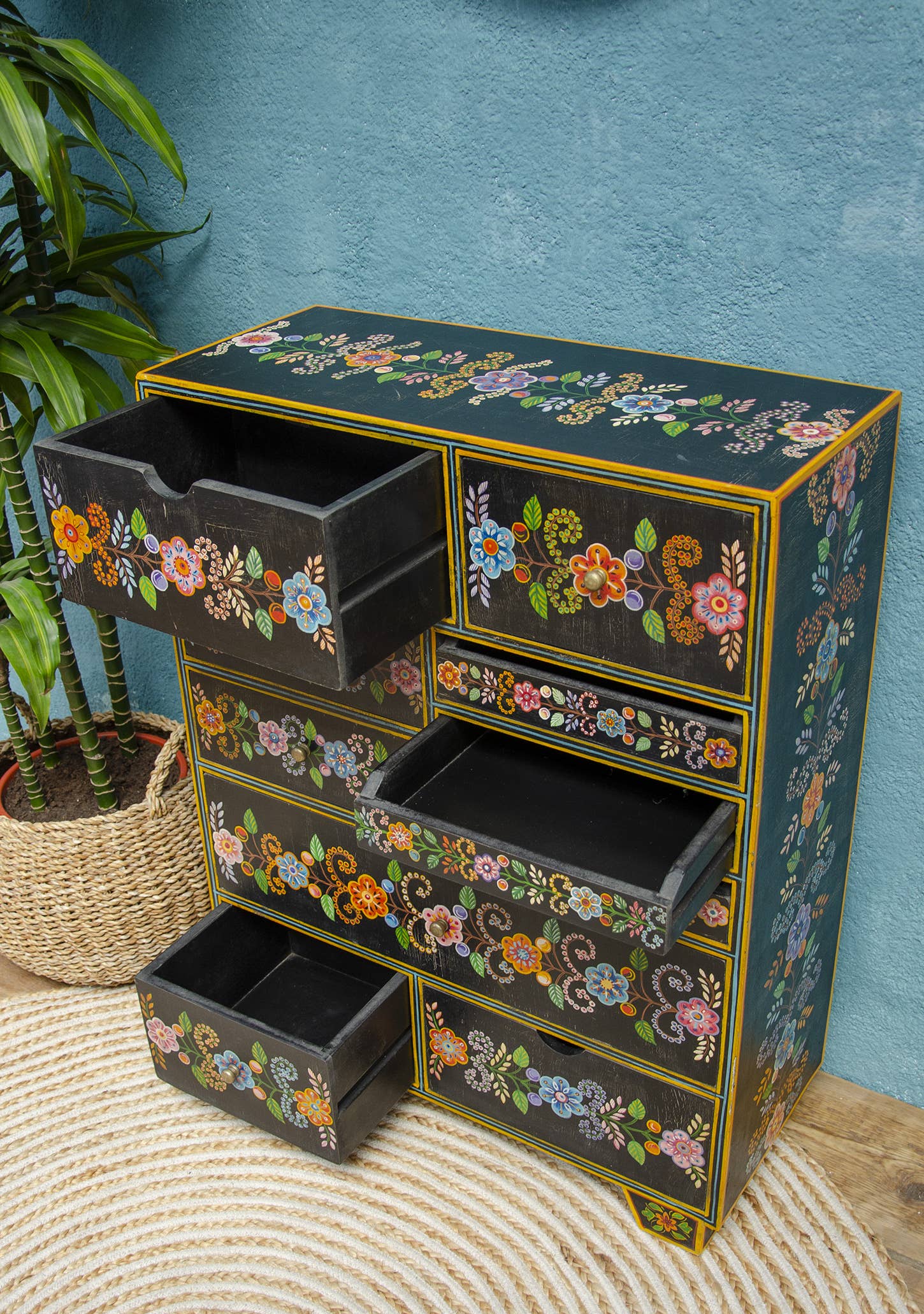 Namaste - Vente Armoire - Commode en bois peinte à la main avec 10 tiroirs1