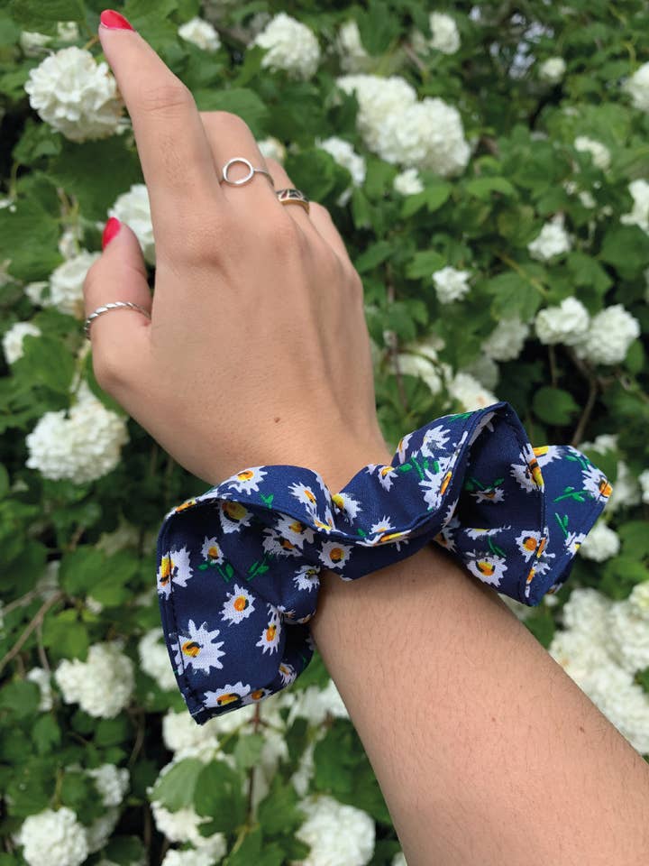 Margaridas scrunchie por atacado de HERI HODIE